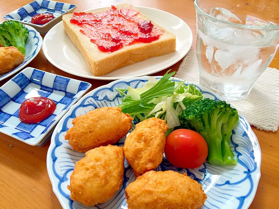 Snapdishの料理写真:鶏ひき肉と豆腐のナゲットと玄米食パン|ルドルフさん