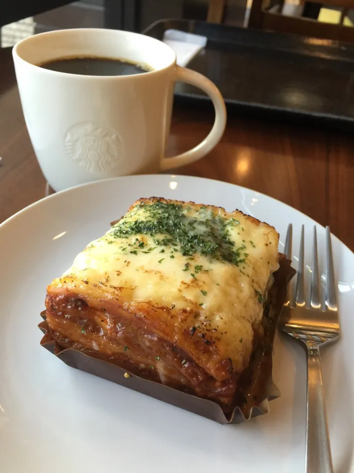 スターバックスで朝食。今日はラザーニャ。|織友さん