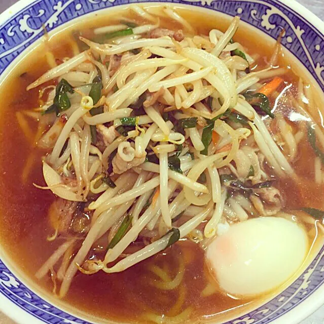 Snapdishの料理写真:肉ニラ炒めラーメン（醤油）|Masashi Minamiさん