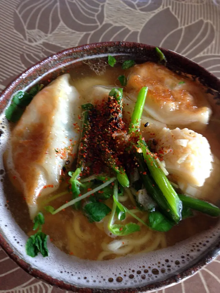 味噌ラーメンヾ(*ΦωΦ)ﾉ　ﾋｬｯﾎｩ  晩の残りの餃子も乗っけちゃったぁ٩( ᐛ )و かぁさんは残り物を消費ょ~ん💕|ikuさん