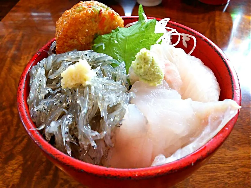 朝どれ生しらすと地魚丼
今日の地魚はイサキと黒鯛|kamekameさん