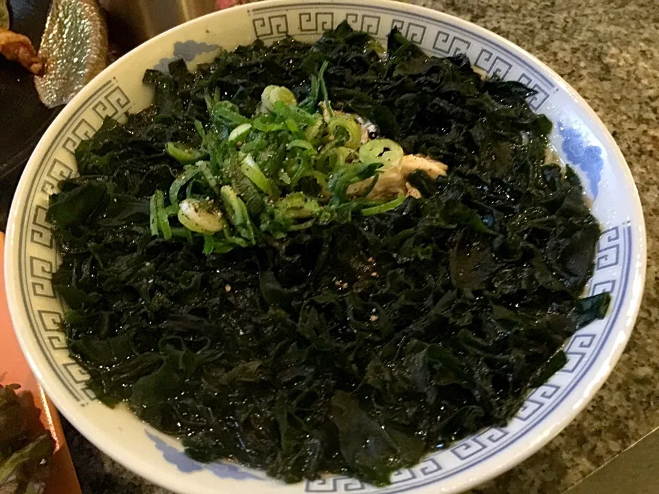 Snapdishの料理写真:ワカメ😜ラーメン🍜……ワカメ‼️多すぎやっちゅーねん❗️（笑）|きのすけ〜さん