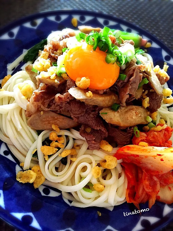 冷やしうどんにごぼうと牛肉の甘煮、卵の黄身乗せキムチ添え！|Tina Tomoko😋さん