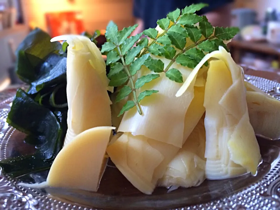 Snapdishの料理写真:朝掘り筍のお刺身&庭の木の芽🌱ʕ-̼͡-ʔ|七海さん