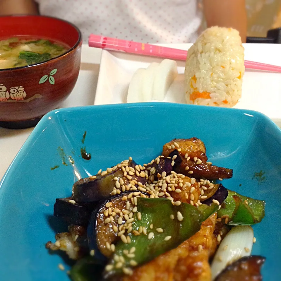 Snapdishの料理写真:娘たちのおゆはん 炊き込みご飯のおむすび  野菜と鶏ささみの甘味噌炒め お味噌汁 かまぼこ|yukoさん