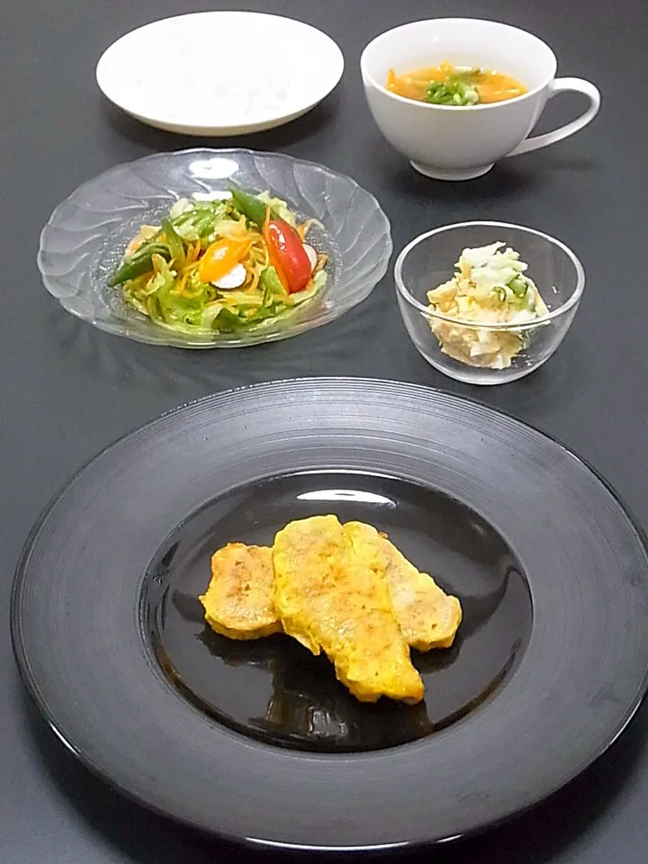 今晩は、豚ヒレ肉のピカタ、ポテトサラダ、野菜マリネサラダ、茸と根菜のスープ、ご飯  珍しくお肉(^^) ピカタを山盛り作って、お弁当用に冷凍。 柔らかくてホント美味しい！  ピカタは、卵に粉チーズやハーブを入れてアレンジもいいですが、今日はオーソドックスに卵のみ。  ポテトサラダにすだちが有ればいれるのですが、今日はレ|akazawa3さん