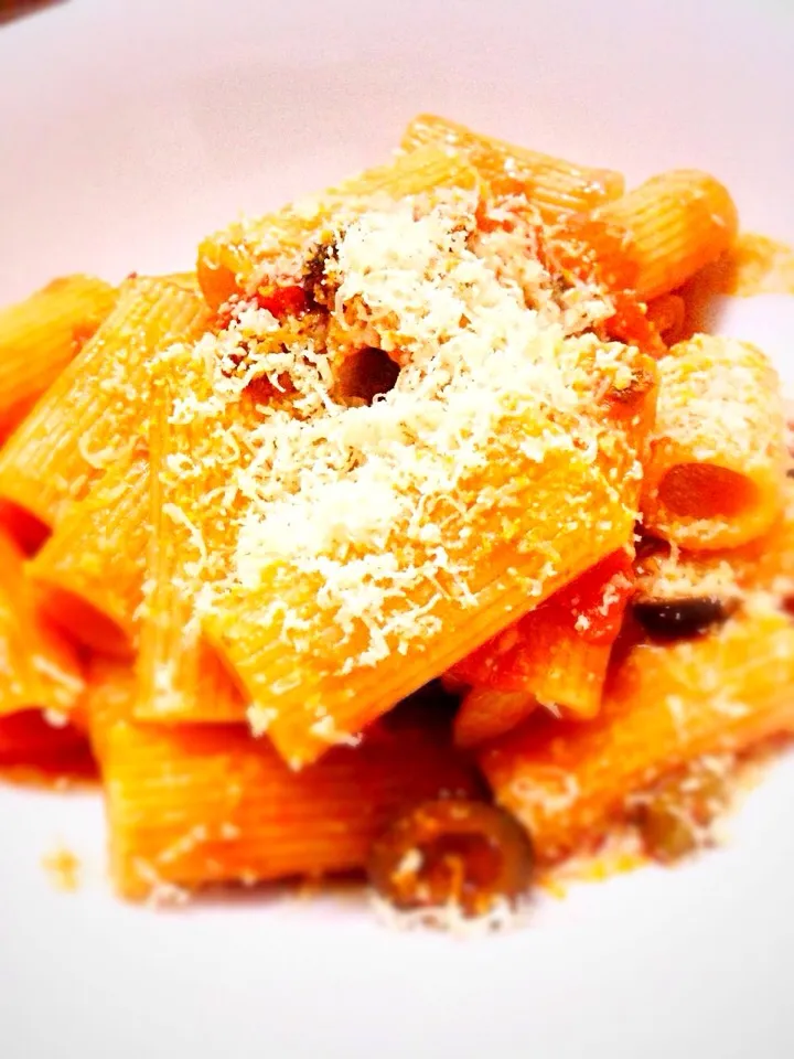 Snapdishの料理写真:マンマ直伝プッタネスカ rigatoni alla puttanesca recipe by my Italian mamma|pinkcamomillaさん