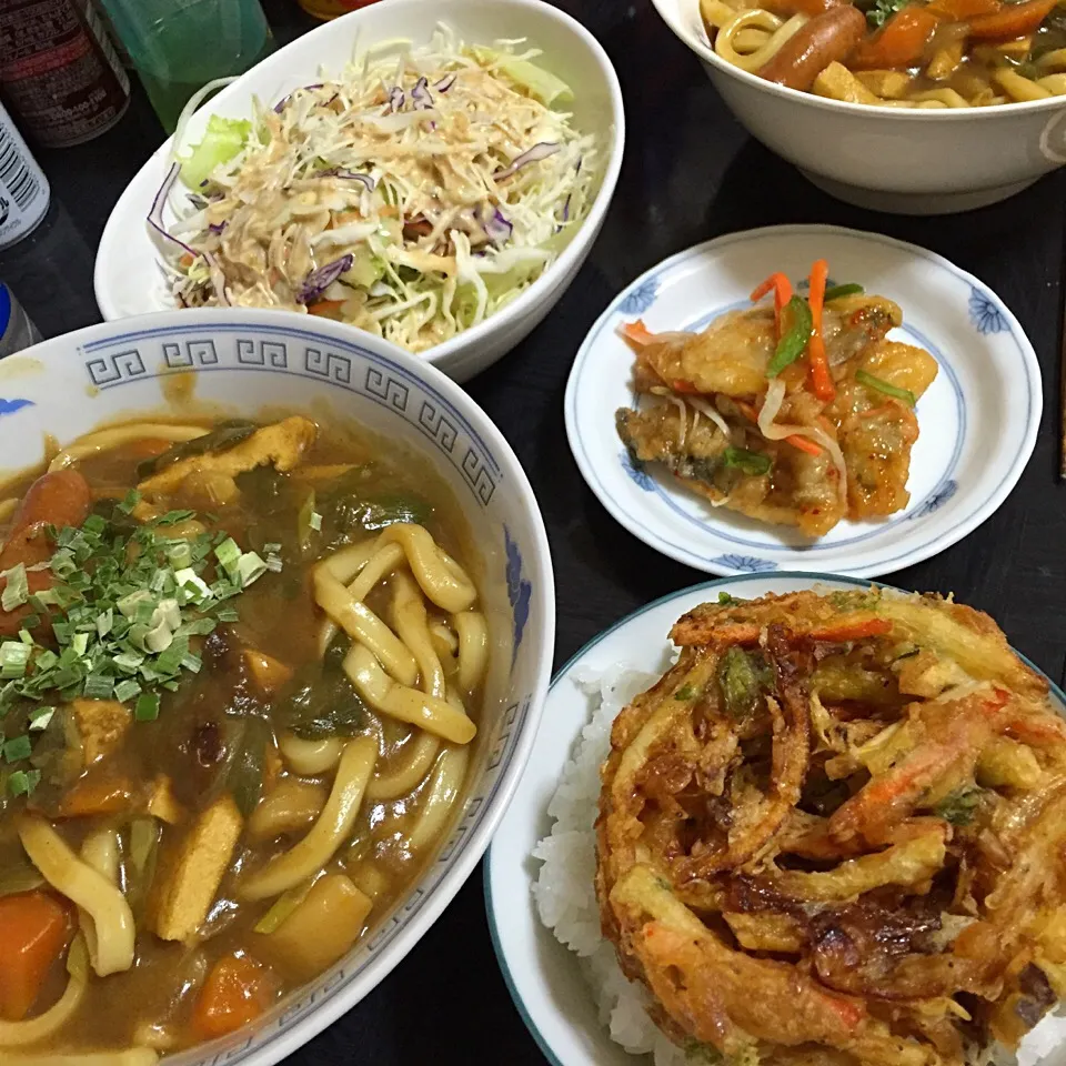 Snapdishの料理写真:今日の晩ご飯は、カレーあんかけうどん、簡単サラダ、旦那さんはかき揚げ丼に私は鯵の南蛮和え。|ゆえさん