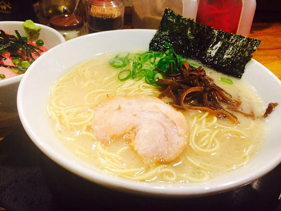 Snapdishの料理写真:【すがい】とんこつラーメン＋まぐろ丼|manaapさん