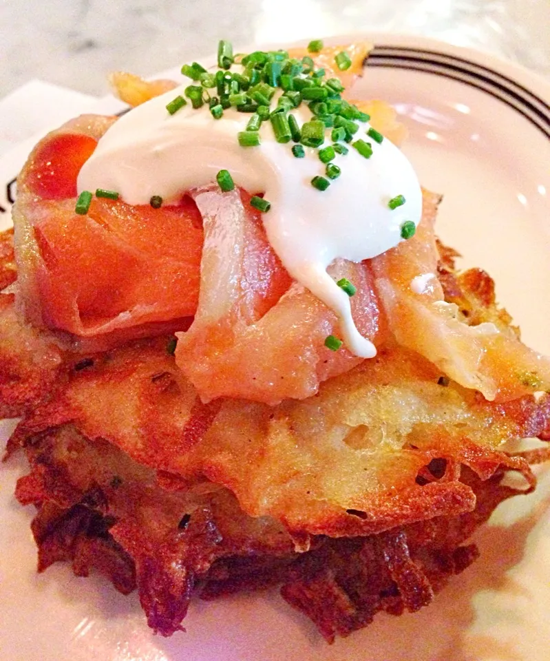 Snapdishの料理写真:Latke(potato and onion pancakes)@Sacha & Sons, Mandarin Gallery|coxiella24さん