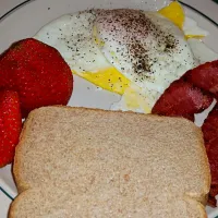 Breakfast 2 sunny side up eggs, 2 turkey bacon, 1 slice toast and a couple of strawberries!!!|elizabeth clineさん