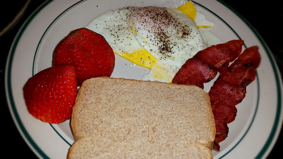 Breakfast 2 sunny side up eggs, 2 turkey bacon, 1 slice toast and a couple of strawberries!!!|elizabeth clineさん