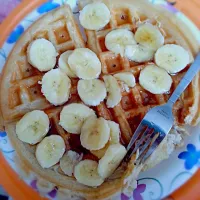 Waffles with bananas and syrup|Rebecca Chaulklinさん