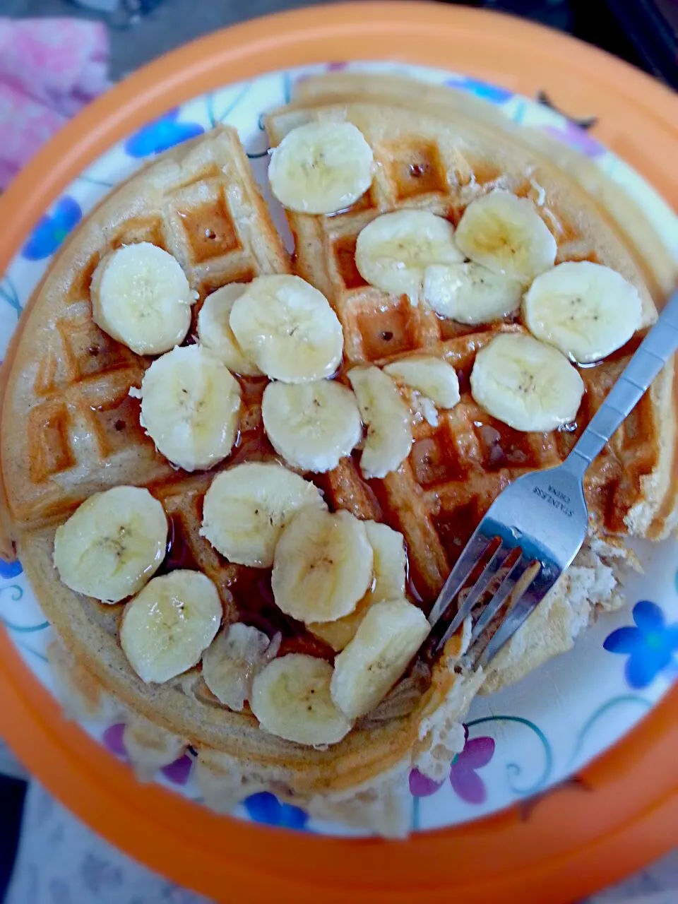 Waffles with bananas and syrup|Rebecca Chaulklinさん