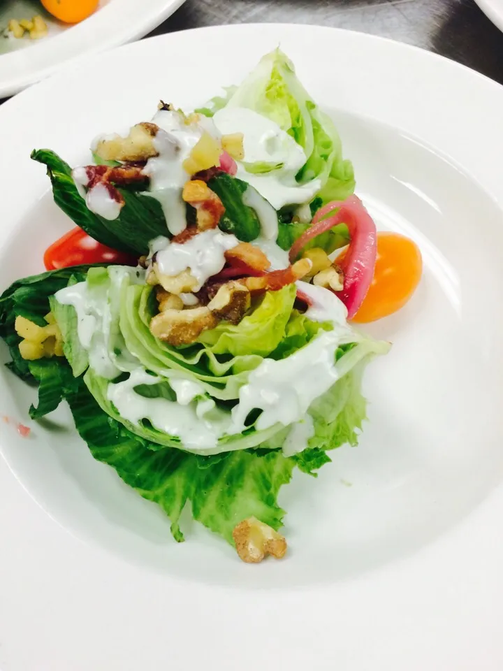 Iceberg Wedge Salad garnished w/ pickled red onion, crispy pancetta, caramelized apple, walnuts & cherry tomatoes|Milka Papricaさん