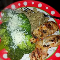 grilled chicken with steamed broccoli and quinoa and brown rice mix.  topped broccoli with a tiny bit of parmesan and mozzarella.|elizabeth clineさん