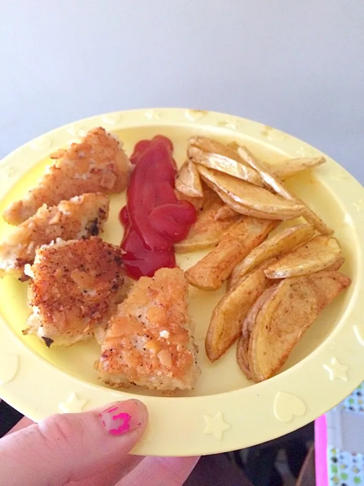 Homemade chicken nuggets and fries|Jessica Cさん