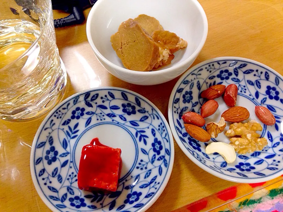 Snapdishの料理写真:晩酌🍷豆腐餻・豚の梅酒煮・ミックスナッツ|かわちさん