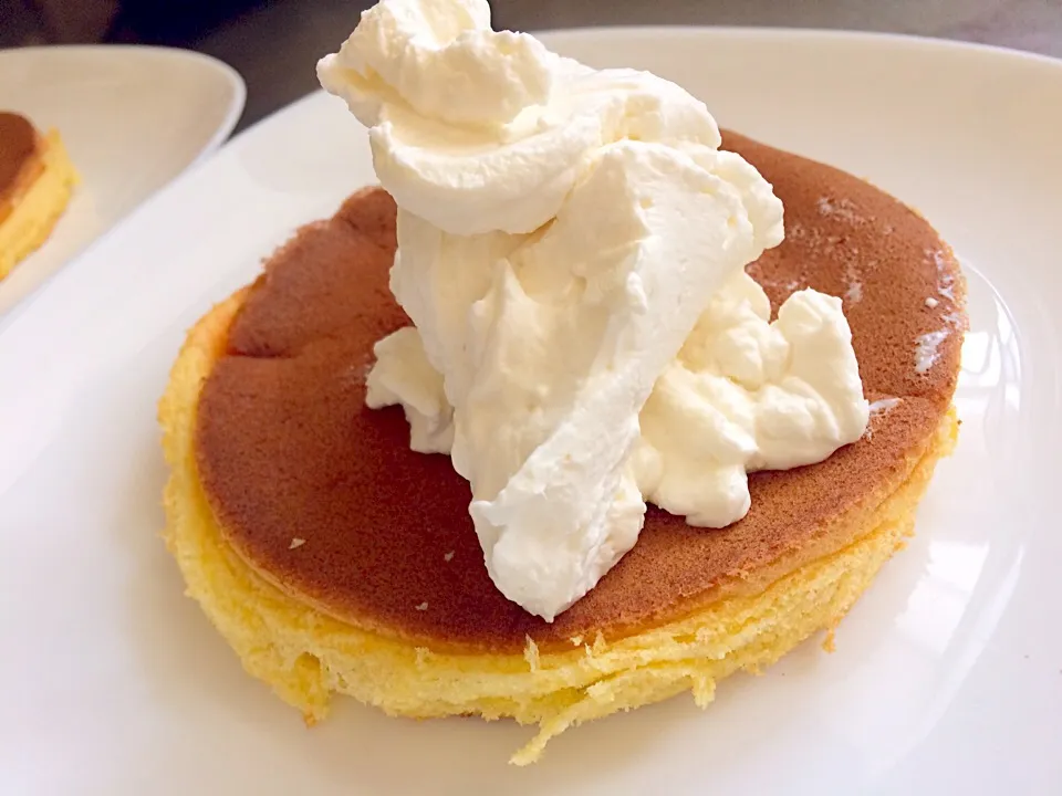 パンケーキ フワフワだけど焼き落ちしちゃった💦 エンゼルクリームもどきをのせて|佐野未起さん