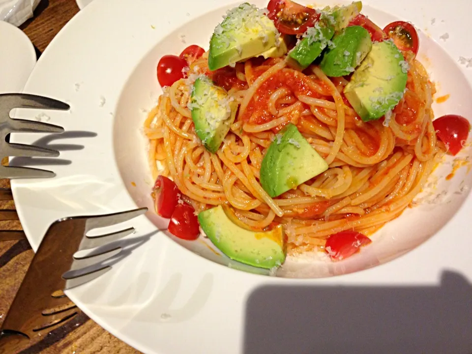 トマトとアボカドのパスタ🍅|kisaさん