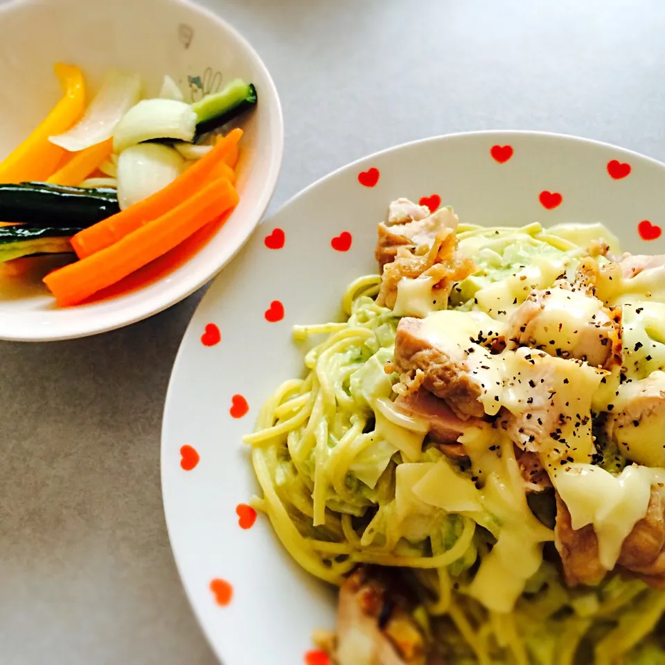 Snapdishの料理写真:グリルチキンとアボカドのパスタ、ピクルス|やすださん