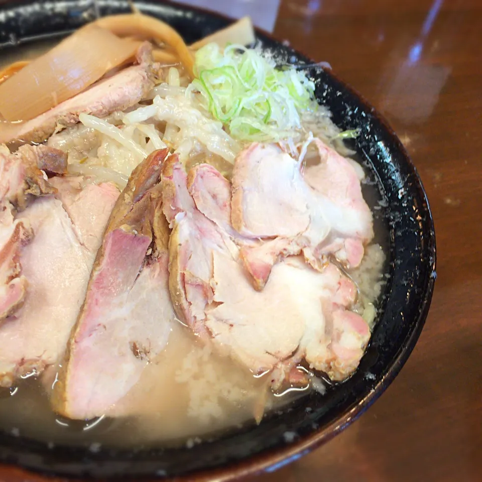 背脂ラーメン。油ギトギト。|さるさん