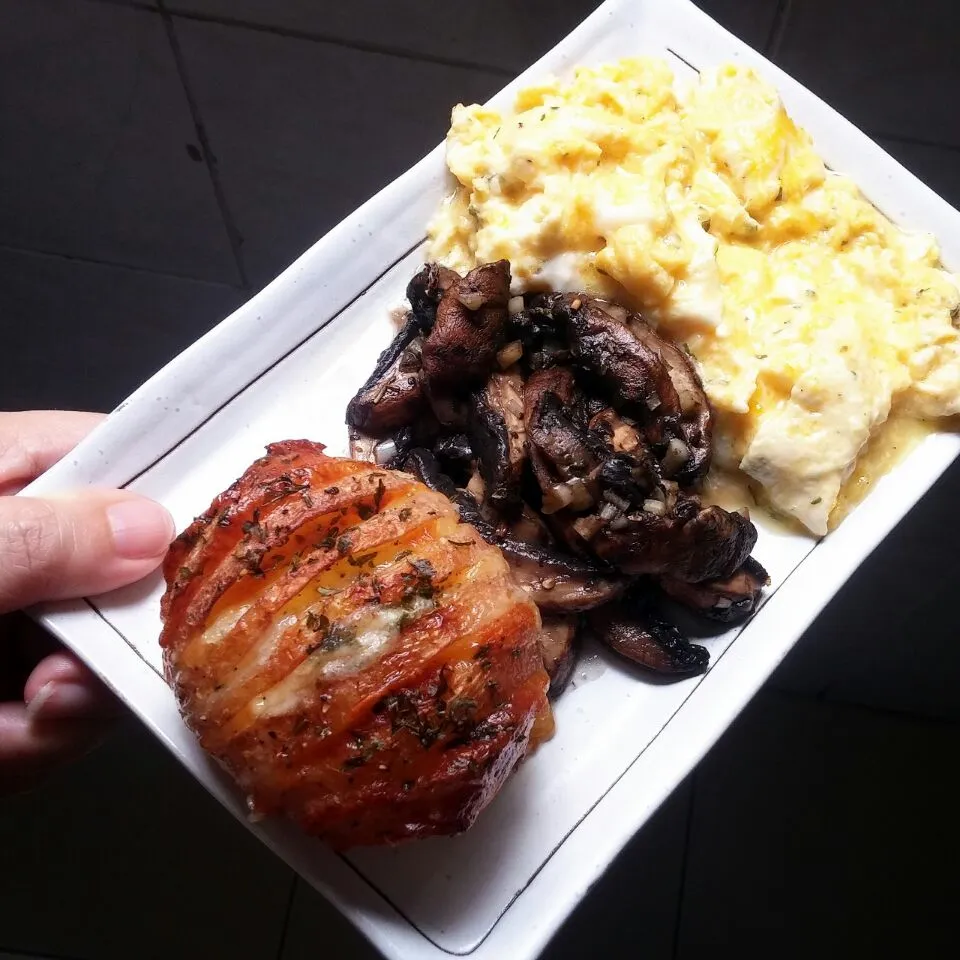 cheesy scramble egg with garlic portebello n mozarella baked herbs potato|dotdotdotx2さん