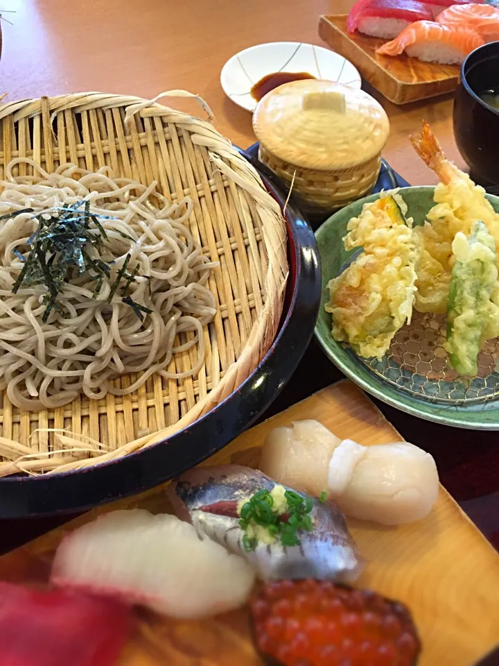 Snapdishの料理写真:握り寿司とざる蕎麦定食|rino8418さん