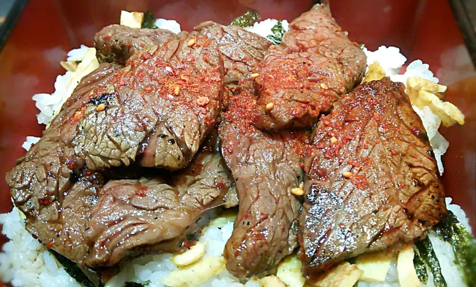 「肉」一字の解りやすい暖簾の「御肉」に特攻🐮
ハラミ丼を頂いたのたけど、もう少しタレが甘くなかったら聖水欲しくなったのになぁ。
肉はお値段からみたらかなり良いお肉でしたわ🐮|にゃあ（芸名）さん