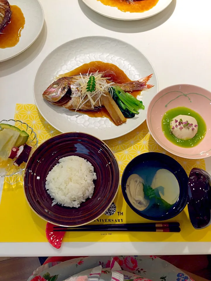 ごま豆腐若草あん仕立て、はまぐりのお吸い物、鯛の煮付け、たこ・アボカド・うどの酢味噌和え|ゆいんこさん