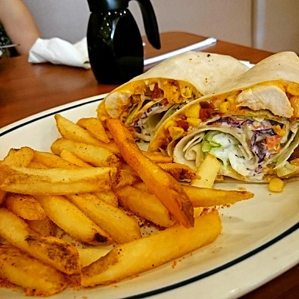 Specialty Chicken Wrap #ihop #uptowncenter #Breakfast|Seth Pazonさん