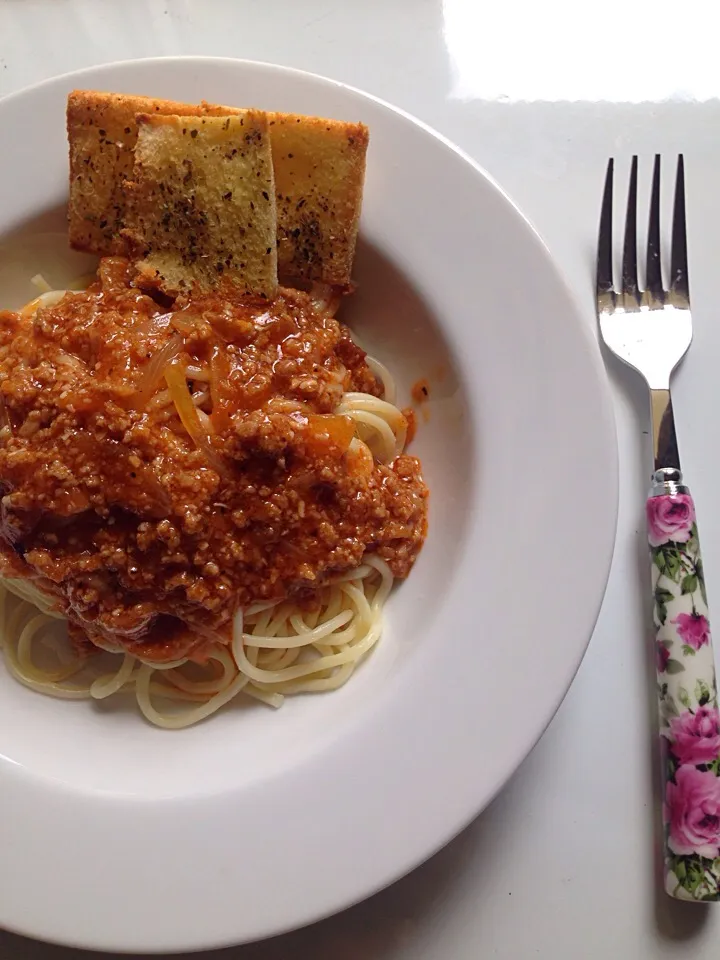 Spaghetti bolognise + garlic bread|wian kumalasariさん