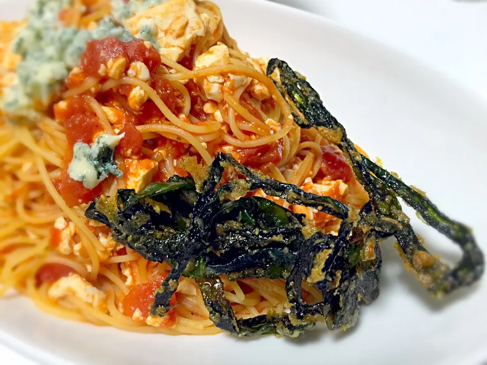 トマト豆腐ソースパスタ(^^)ブルーチーズと全粒粉&粉チーズをまぶした揚げ焼きわかめをトッピング♬|Hiroo  Higuchiさん