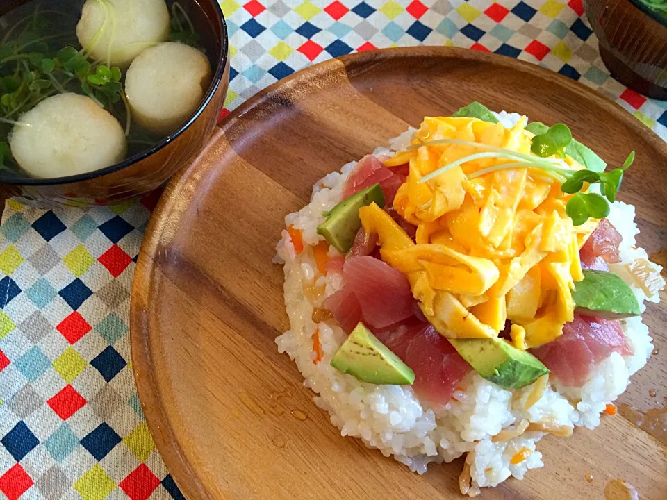 マグロとアボカドのちらし寿し  お麩と貝割れ大根のお吸い物|haseseさん