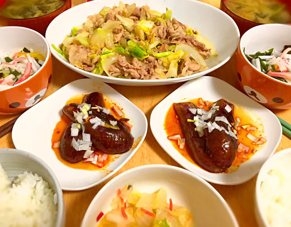 Snapdishの料理写真:(*´ω｀*) 晩ご飯  豚肉と春キャベツの炒め🐖、ピリ辛ナス🍆、大根ワカメサラダ|Gigi Cafeさん