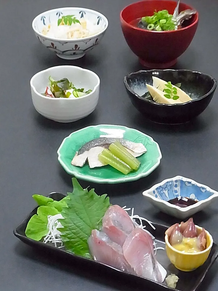 今晩は、つばす三昧 刺身 塩焼き アラの味噌汁、若竹煮、ホタルイカ芥子酢味噌和え、蕗の青煮、蛸と胡瓜と若芽の酢の物、筍ご飯

仕事帰り、選挙に行ってお買い物へ。
そこで綺麗な天然つばすが一匹398円で待っていてくれたので、つばす三昧に決定！
ハマチよりあっさりしているつばすも、下処理で美味しく変身させたので、どれもまい|akazawa3さん