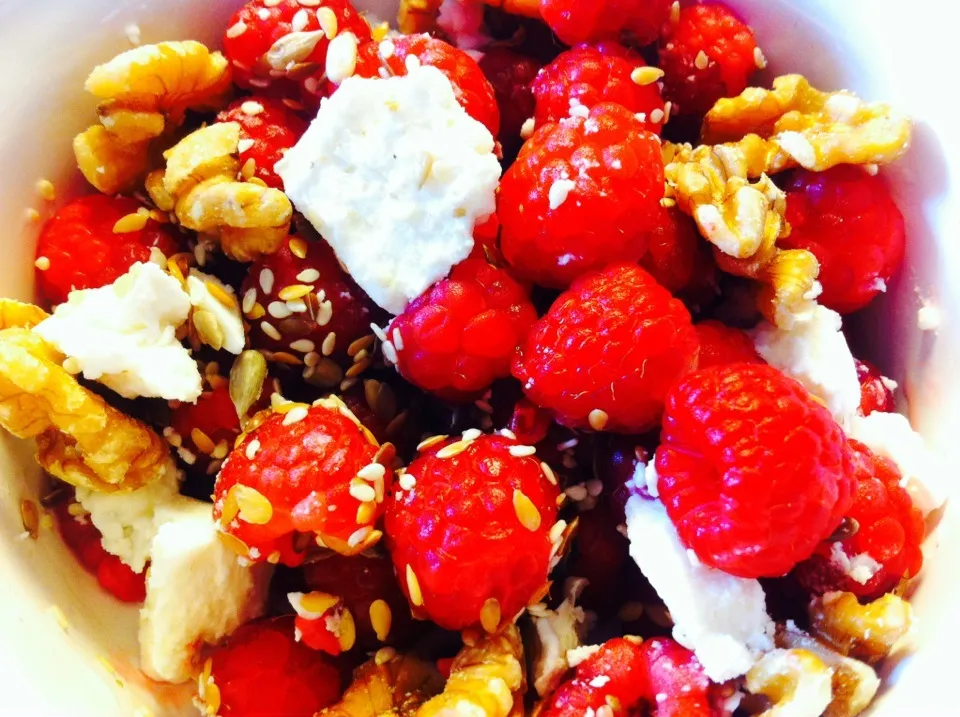 Raspberry, feta cheese, omega-3 seeds and walnuts|Setsuさん