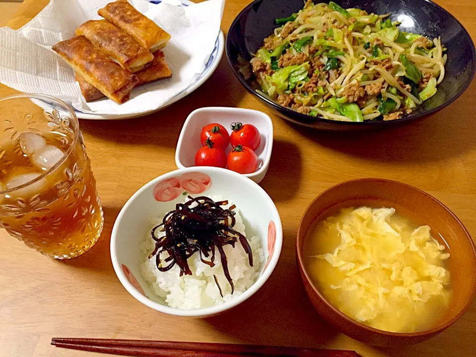 Snapdishの料理写真:春巻き、キャベツもやしひき肉の炒め物、卵のお味噌汁、トマト|ゆきさん