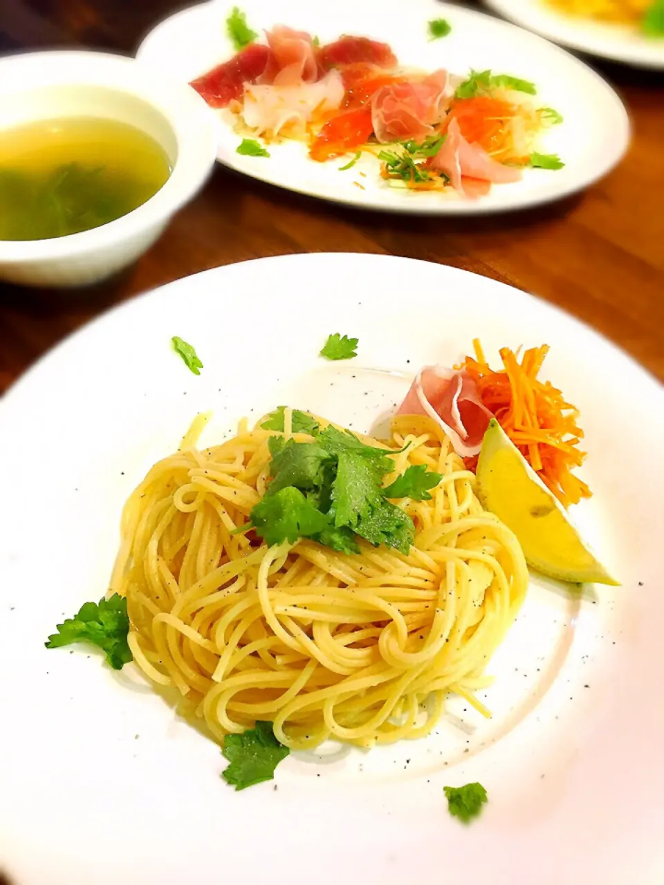 Snapdishの料理写真:Kentaro Kayamaさんの料理 今日のまかない「バターとレモンだけのスパゲッティと葉っぱサラダ他」|トッシ~さん