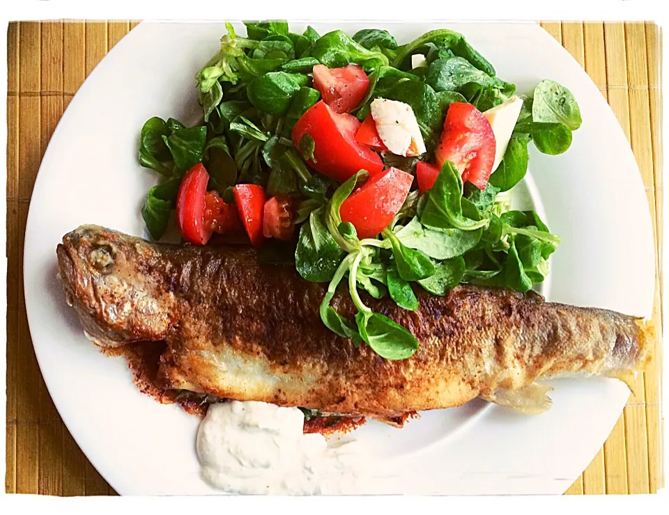 🌿rosemary and paprika spiced fried rainbow trout 🐟with fresh lamb's lettuce, mozzarella and tomatoes 🍅 served with horseradish and herbs sauce|CatzeMDさん