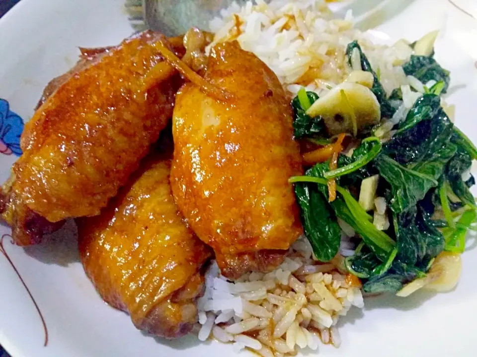 Soya sauce wings and garlic spinach + steamed rice|🌷lynnlicious🌷さん