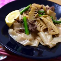 牛肉と筍、ひもかわうどんの炒麺 五香粉の香り