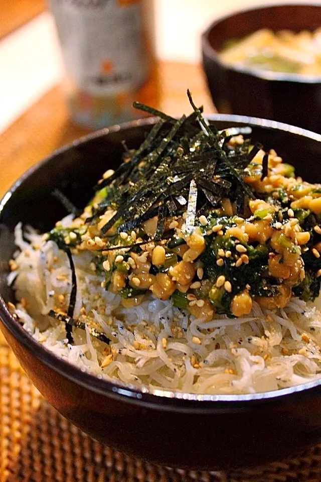 Snapdishの料理写真:カブの葉としらすの納豆丼|はさん