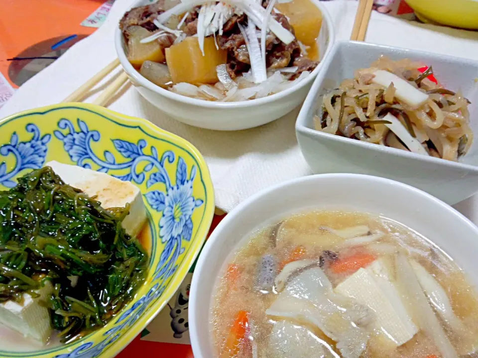 牛すじ煮込み、切り干し大根煮、豚汁、冷奴めかぶ乗せ♪|うえはらありささん