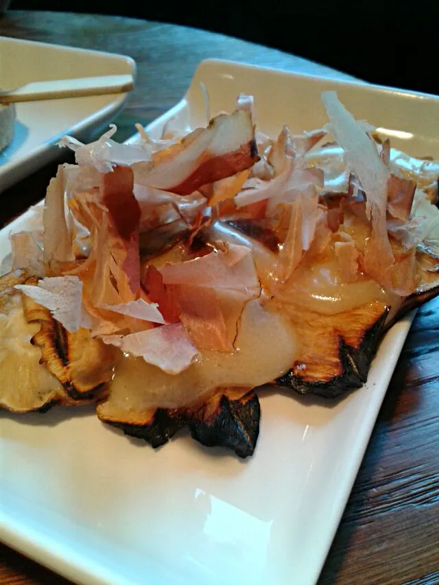 Snapdishの料理写真:Setas shitakes salsa de ajo y virutas de bonito #bares #madrid #yakitoro #setas #tapas|maimay71さん