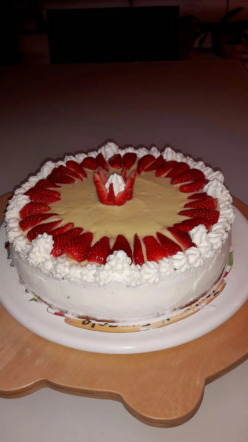 Torta pan di Spagna crema chantilly panna montata e fragole|Mora Maurizioさん