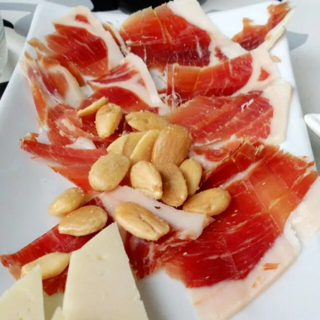 Snapdishの料理写真:Jamon serrano, queso y almendras #bares #tapas #almeria|maimay71さん