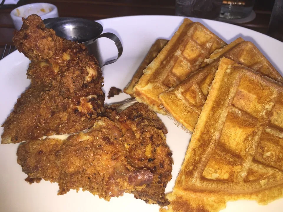 Fried chicken and waffles with Vermont maple syrup|Kkartsさん