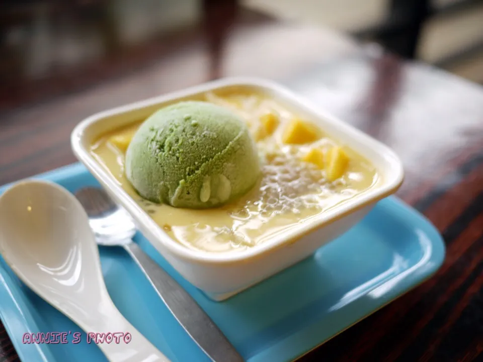 Snapdishの料理写真:Mango sweets @Honeymoon Dessert in HongKong|Annieさん