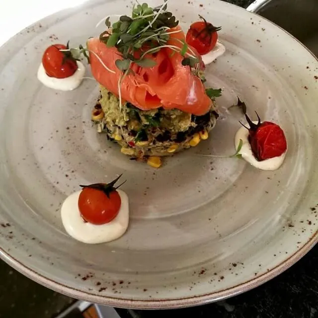 Zucchini and corn fritters with smoked salmon cherry tomatoes and avocado mash|CHUENCHAIさん